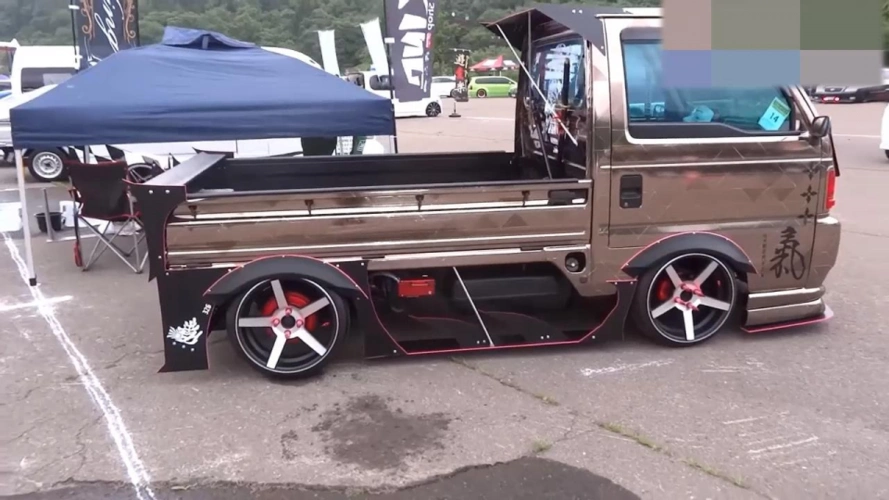 一辆小货车日本车主疯狂改装外观气势不输超跑