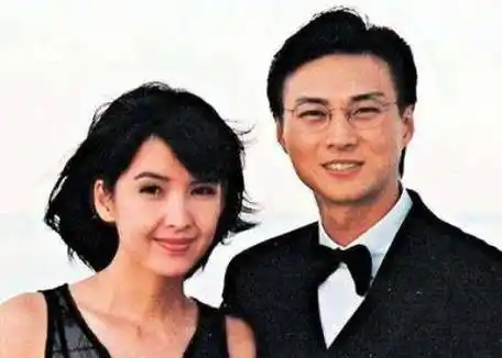 52岁周慧敏:被男友多次不忠为何无人同情?看看她的经历就懂了