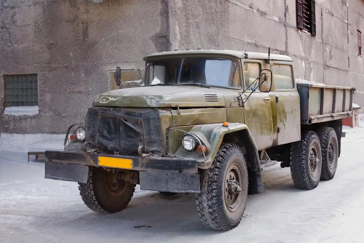 世界上第一辆汽车是1885年诞生的,1956年7月13日,在长春一汽崭新的