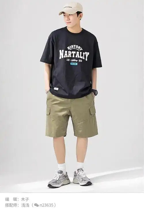 牛仔短裤搭配什么上衣男士图片(男生夏季短裤穿搭技巧指南)