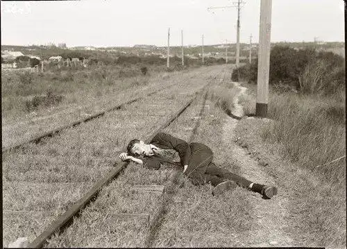 躺着的一男一女尸体▼倒卧在公寓大厅楼梯旁的尸体▼又是一具被弃置于