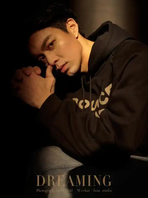 男士写真高级氛围感纯色背景