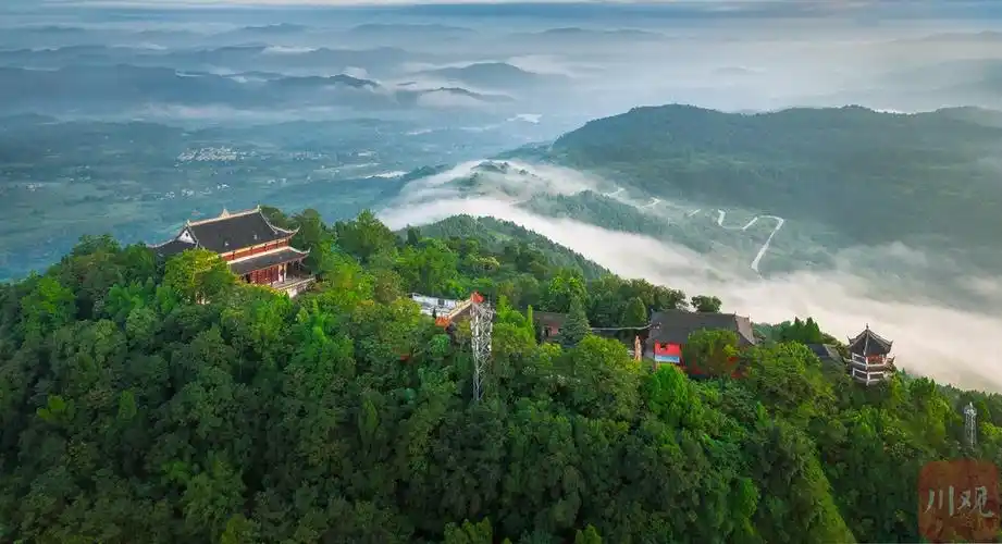 68>68正文刘斌是成都市龙泉驿区人,只要天气晴朗,就能在龙泉山上