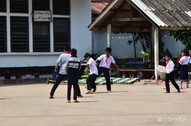 逛,这是一所在普西山后面的一所小学,孩子们在课间踢球,赤脚踢很激烈