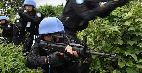 连日来,中国第四支驻利比里亚维和警察防暴队持续开展实景实战训练