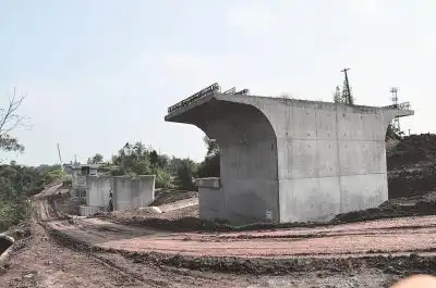 梁主体工程完工本报讯(张富荣文/图)日前,随着最后一个桥台台帽浇筑