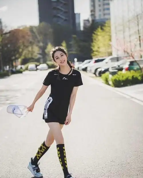 赵圆瑗红白拼接棒球服配牛仔裤休闲舒适气质惊艳