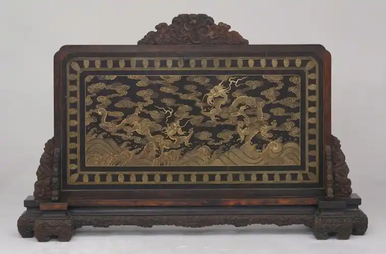 故宫珍藏清乾隆紫檀嵌玉云龙纹地屏