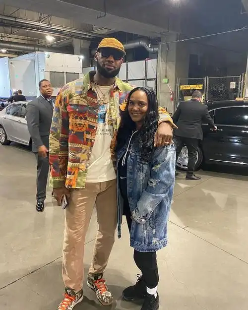 造就了联盟第一人的伟大母亲格利亚詹姆斯