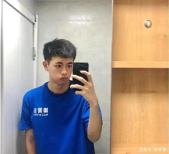 组图:奶气的17岁小鲜肉,卫生间里玩自拍,长得帅都这么臭美吗?