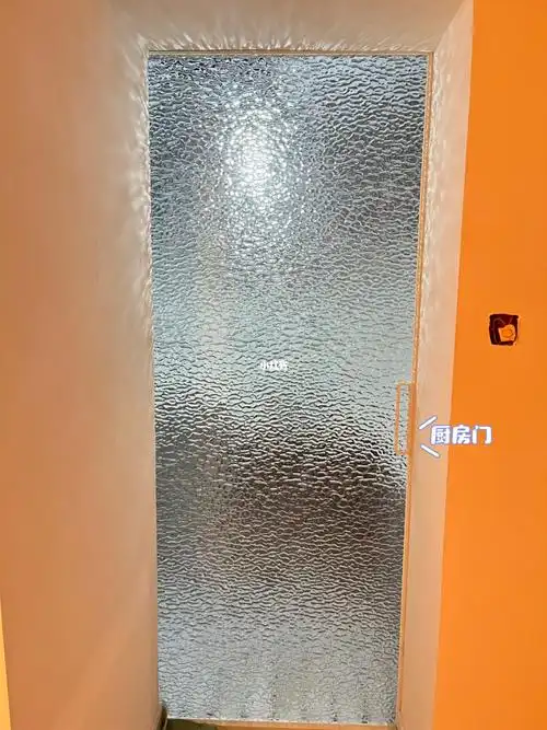 小户型装修  #极简玻璃门  #吊轨门  #厨房吊轨移门  #水波纹玻璃
