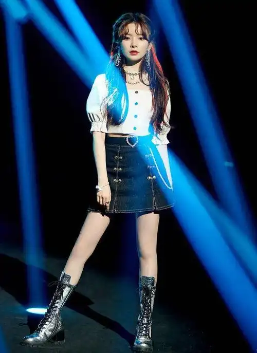 陈卓璇穿无痕裤秀美腿被赞称腿妹个性穿搭青春又时尚