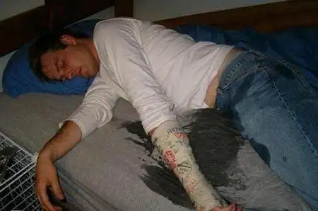 成年人为什么也会尿床问:一个20多的成年人,怎么突然就尿床了?