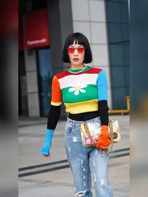 初秋穿搭不单调get泫雅同款彩虹毛衣