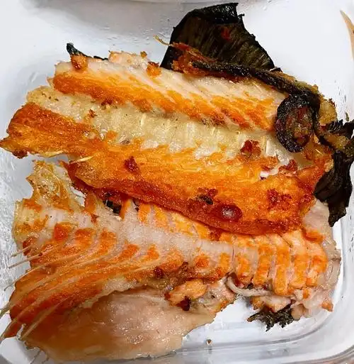 没什么技术难度用料三文鱼骨盐香煎三文鱼骨的做法小贴士用不粘锅鱼更