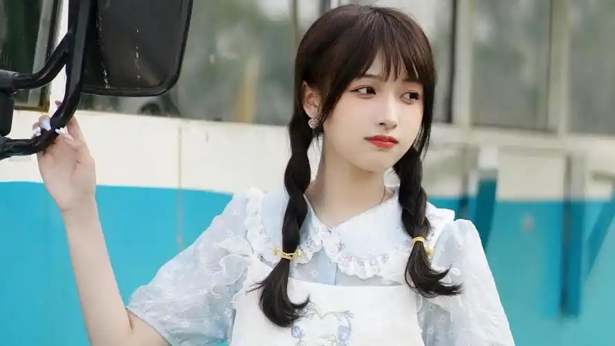 漂亮麻花辫女孩清新写真