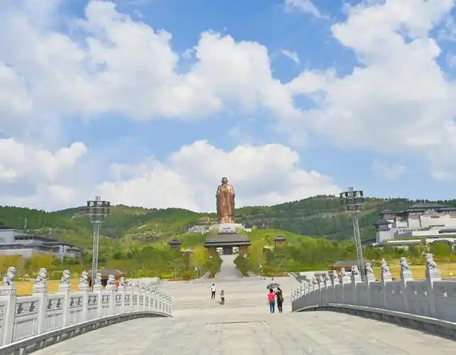 尼山圣境位于曲阜东南25公里处,尼山省级文化旅游度假区内.
