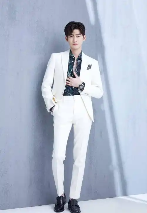 难怪小爽自卑_张翰_西装_白色