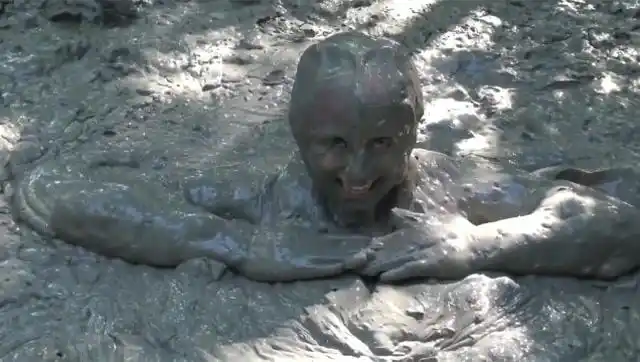 美女把泥潭用来玩耍跳下去的那刻网友哇呜这个可以有