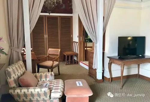 比利说:邓丽君小姐,就是坐在这张书桌前,给远方的朋友,寄去鱼传尺素的