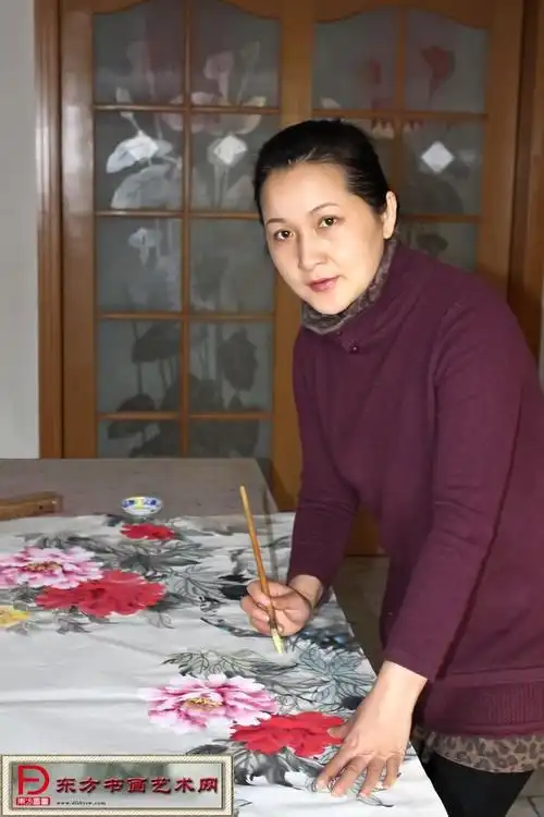 张静是天津著名画家张锡武的小女儿,幼承家学,长期在父亲身边耳濡目染