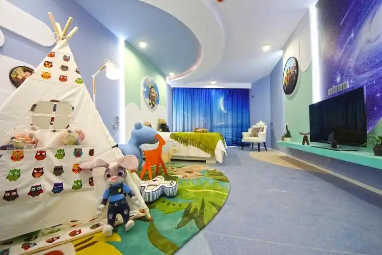 客房内部北欧度假风格装修,配合日系漫画主题,让客房感觉更加舒适高雅