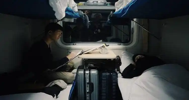 火车硬卧行李放哪