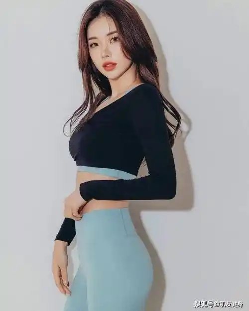 小蛮腰微翘臀蜜大腿身材让无数女生羡慕真的太美了