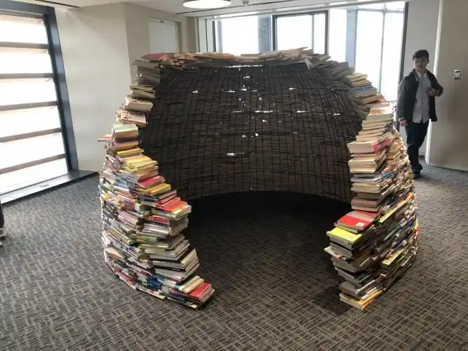 走廊一隅一个用书堆起来的创意造型