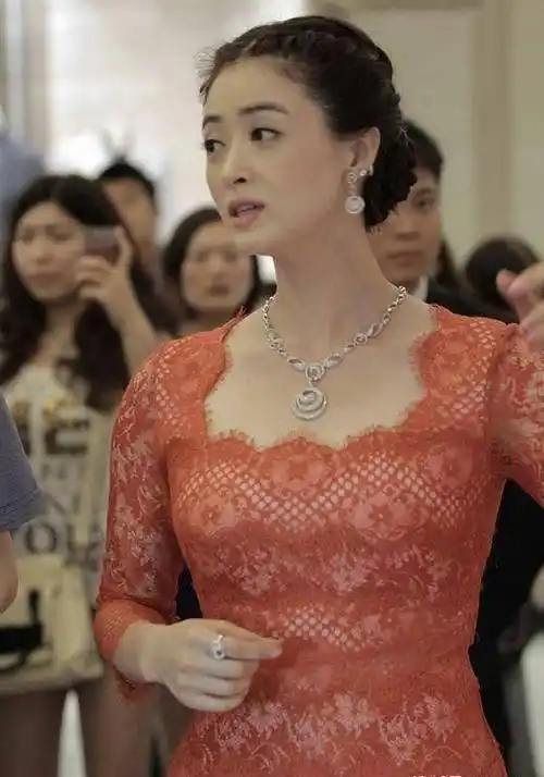 蒋欣的饱满身材数一数二把蕾丝裙穿得特高级不减肥更气质