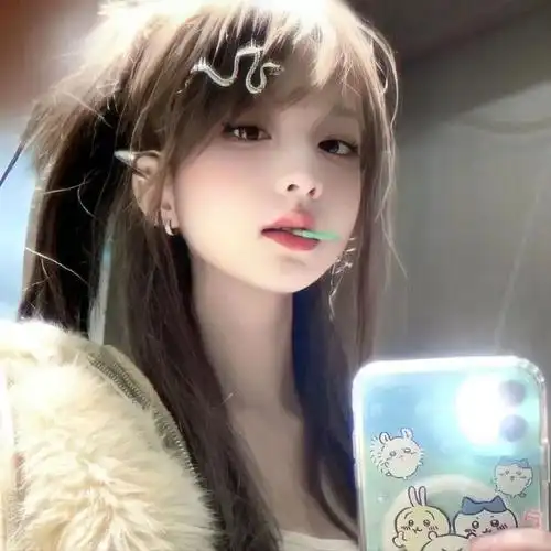 【真人女生头像】    这一年的蝉鸣比那一年都要聒噪,教室外枝桠疯长