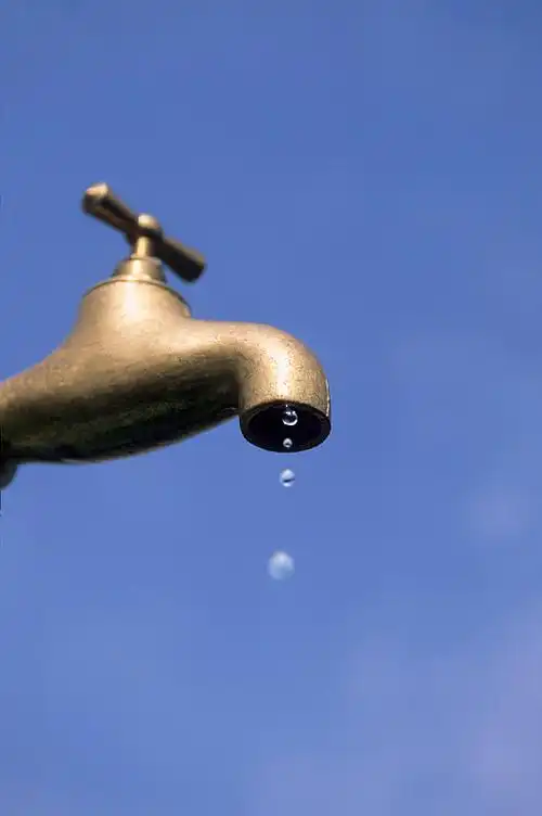 水龙头严重关闭,滴水法式图片下载