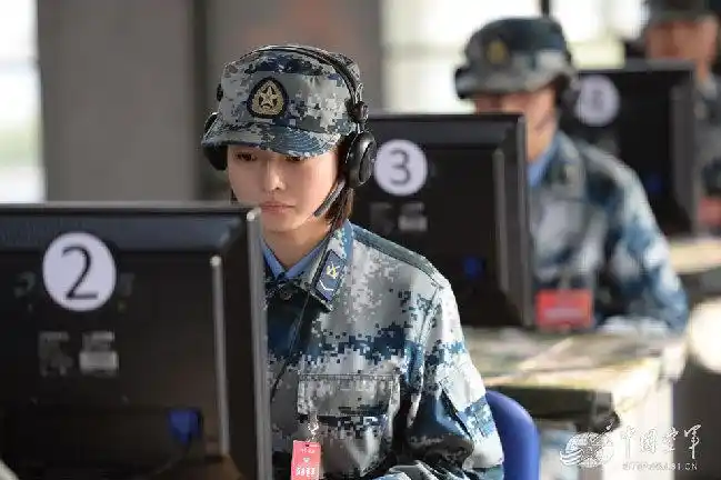 中国空军地勤兵守得住机房冲得上战场