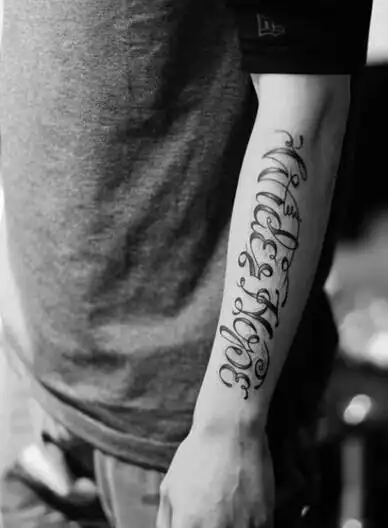 男人手臂潮流个性的英文刺青 - 纹身秀