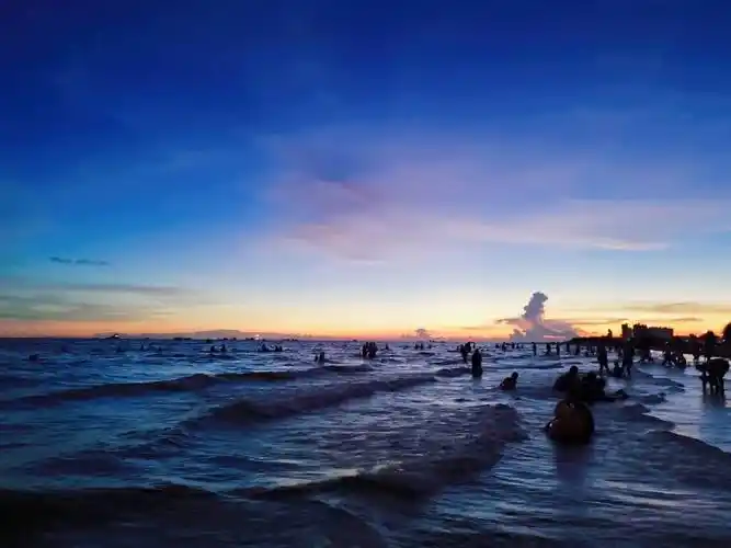 北海银滩-海滩公园北海银滩-海滩公园7点半的银滩人还是很多晚上的