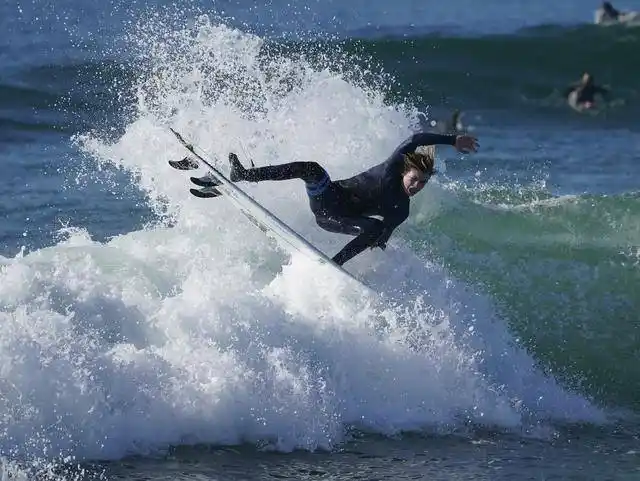 一个勇敢的冲浪人,在与风浪搏击,丝毫没有畏惧之感.但是