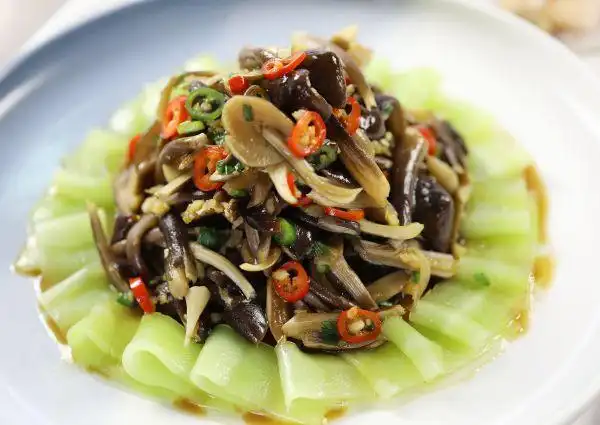 by 菊子美食记 用料 鸡枞菌 200克 莴笋 2段 葱花 3克 蒜蓉 1勺 香油