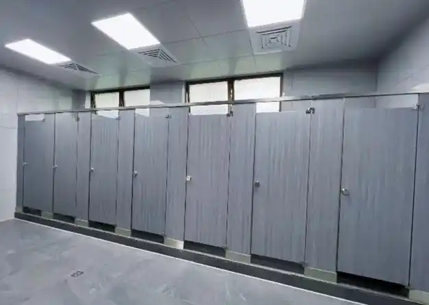 高中"开放式厕所"遭吐槽,太考验学生心理素质了,设计师来试试