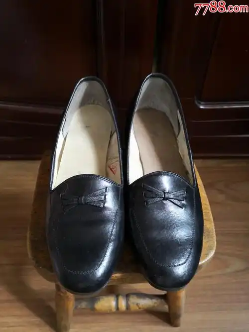 怀旧老式女士皮鞋