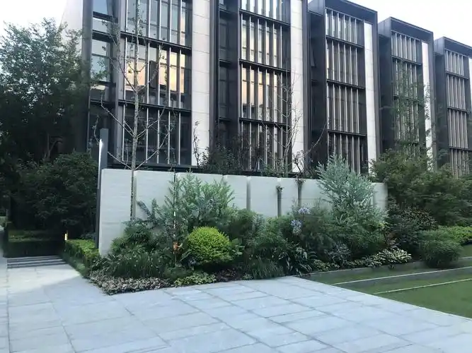 格栅外立面是比较受争议的,毕竟不是东南亚,苏州的采光没有好到需要