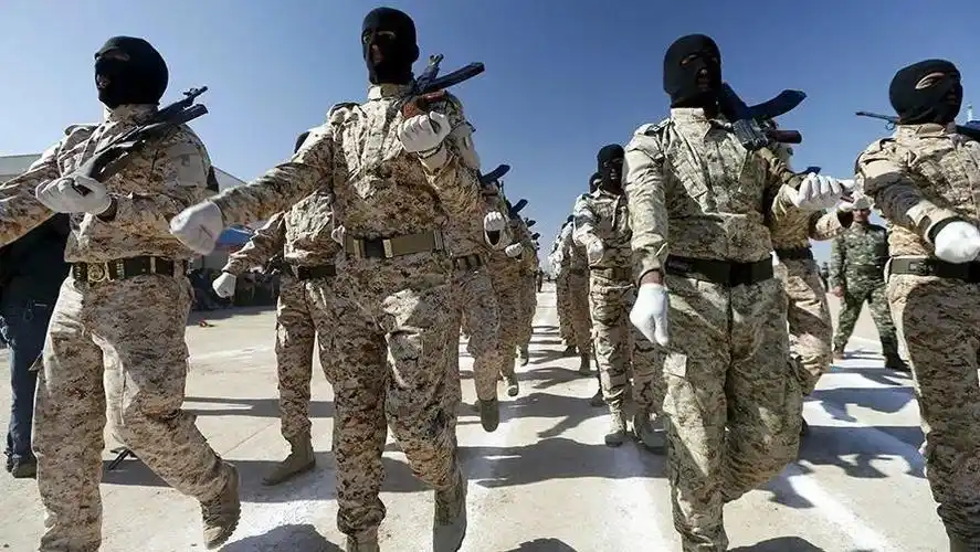 伊拉克特警阅兵蒙面行头唬人