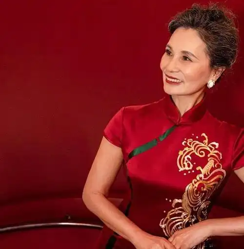 旗袍古典大气,老年优雅用它展现刚刚好旗袍的穿搭和优势有哪些?
