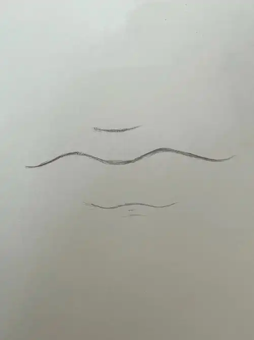 上画出唇纹,线条流畅[三r]加深三条中线,晕染唇纹线[四r]唇形晕染饱满