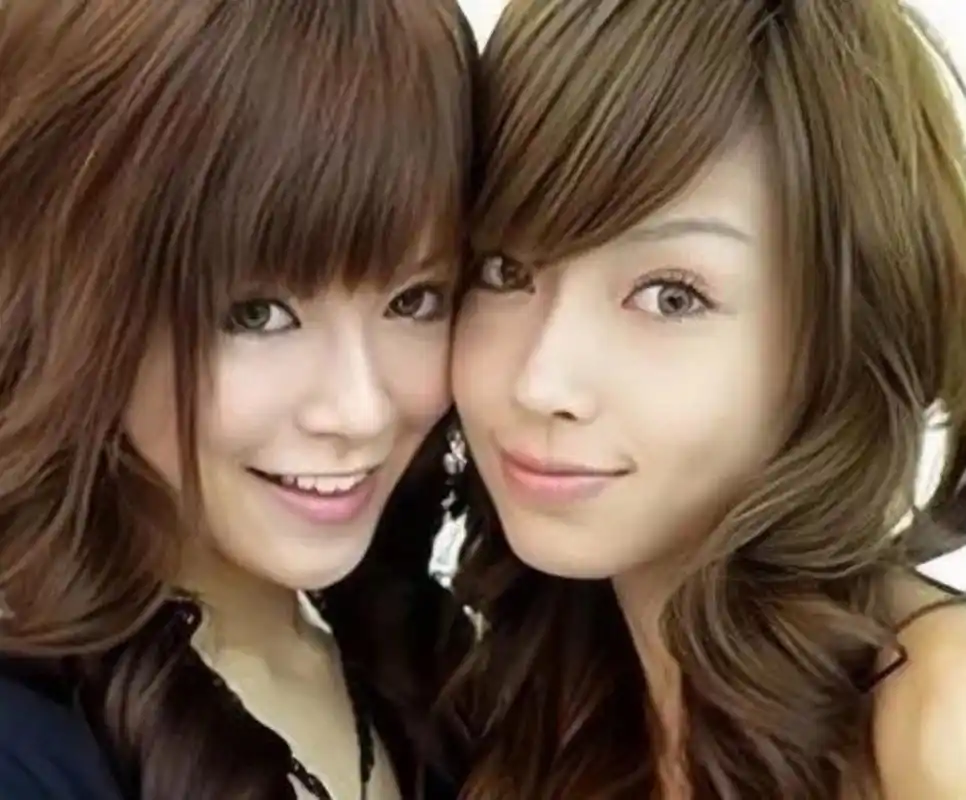 angelababy和文咏珊两个人以前不仅穿搭像,连脸都像孪生姐妹,但是同脸