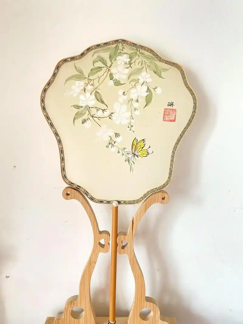 手绘团扇-垂丝茉莉.#团扇 #绘画 #古风扇子 谁夏天还没一 - 抖音
