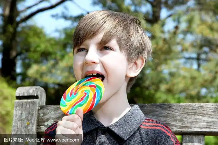 小男孩在吃糖果