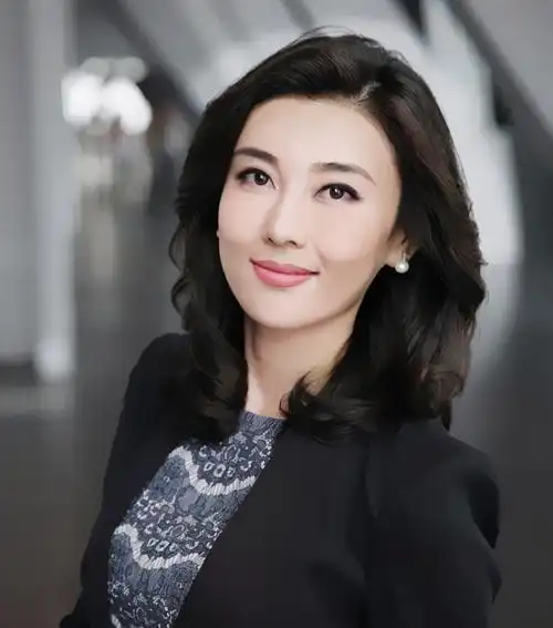 高颜值主持人李红天生丽质高挑美丽穿白色薄纱裙太美了