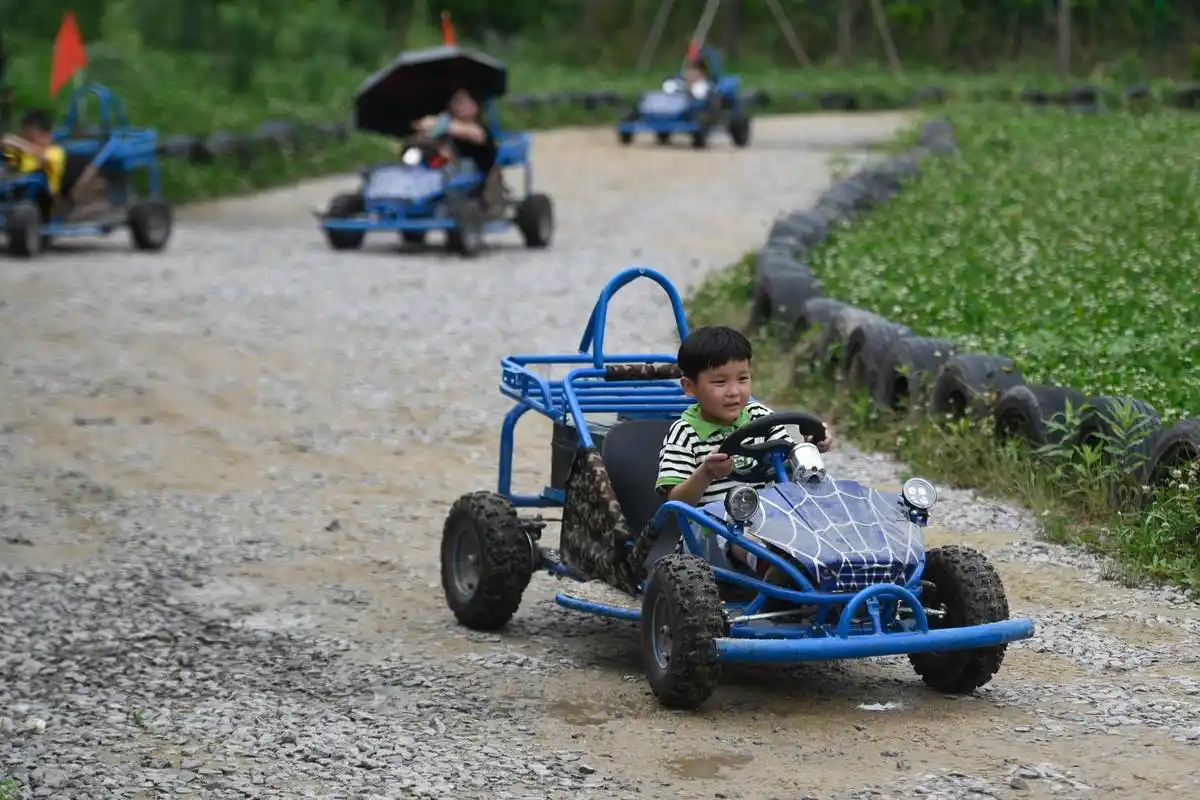 5月31日,小朋友在滕头乐园体验沙地卡丁车.