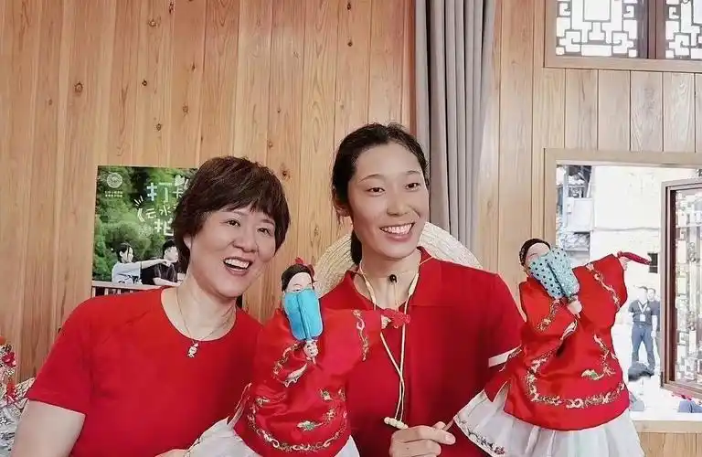 郎平亲临意大利,现场观看朱婷比赛,穿衣太用心_腾讯新闻