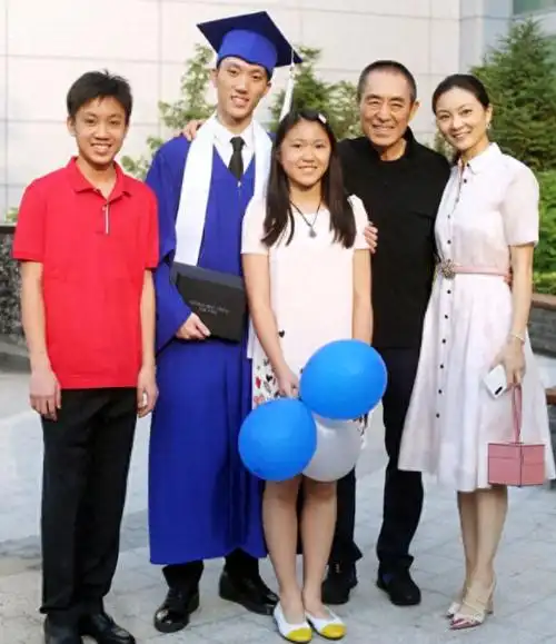 回顾名导张艺谋原本打算与巩俐结婚后来却被一个男人搅散了